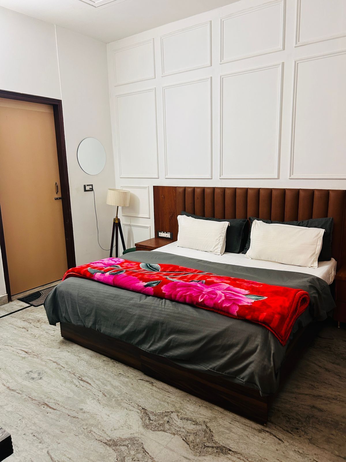 Dobbeltrom – deluxe, byutsikt | Skrivebord og wi-fi (inkludert)