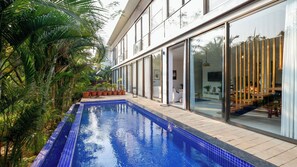 Villa | Piscina | Una piscina al aire libre