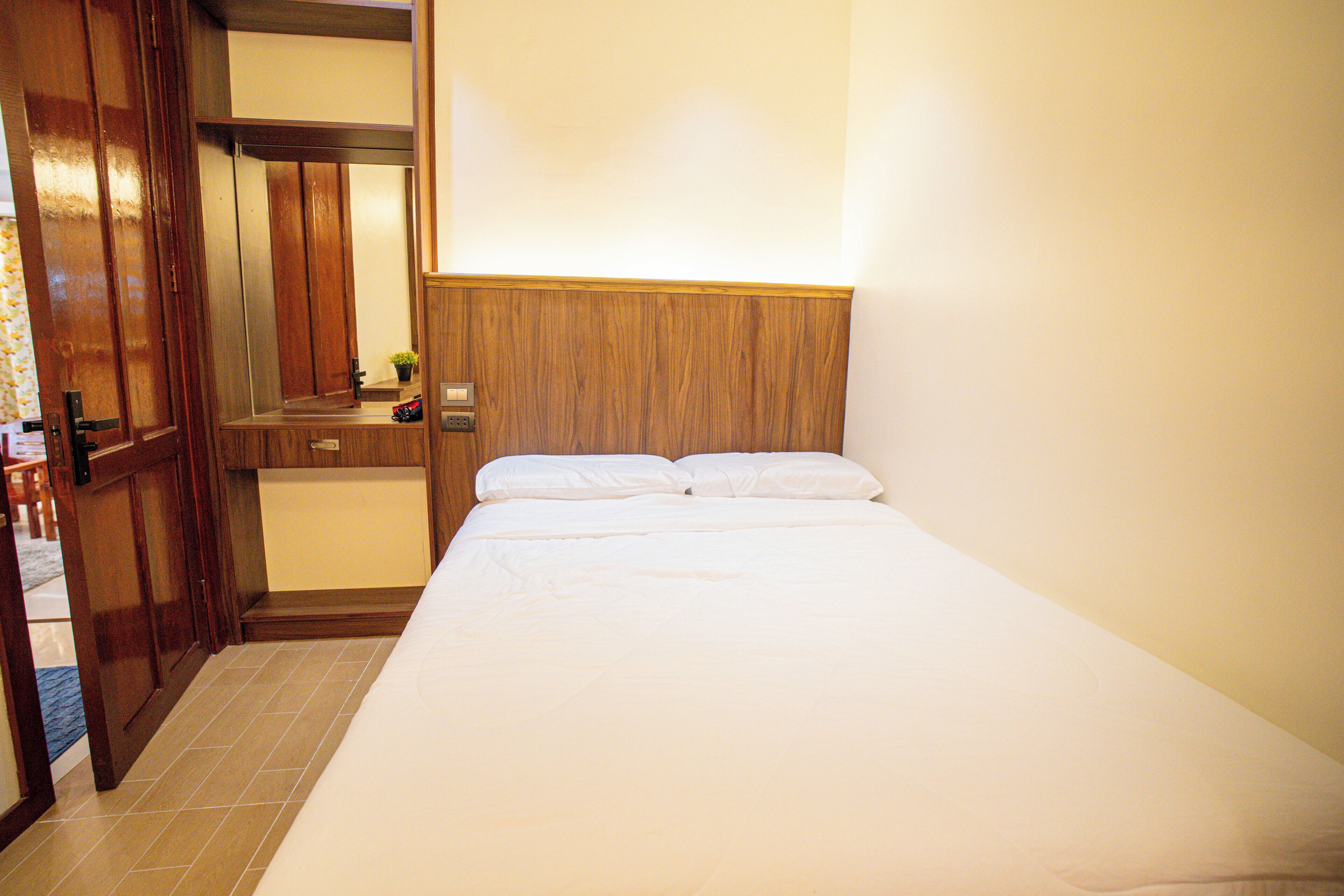 3 habitaciones, tabla de planchar con plancha, wifi y ropa de cama 