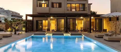 Suite, patio, vue piscine | Piscine | Piscine extérieure