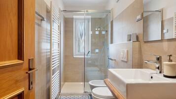 Shower, hair dryer, towels