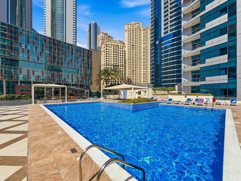 Una piscina al aire libre