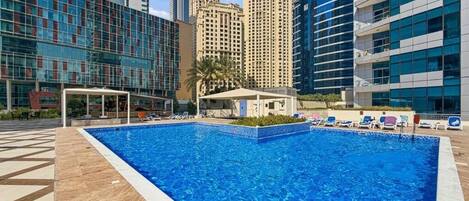 Una piscina al aire libre