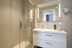 Junior studio suite, airconditioning, uitzicht op stad | Badkamer | Een douche, gratis toiletartikelen, een haardroger, handdoeken