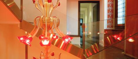 Un interior moderno con una escalera de cristal y una escultura decorativa de vidrio.