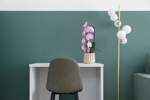 Suite estudio junior, Aire acondicionado, vistas a la ciudad | Caja fuerte, escritorio, espacio para trabajar con un portátil