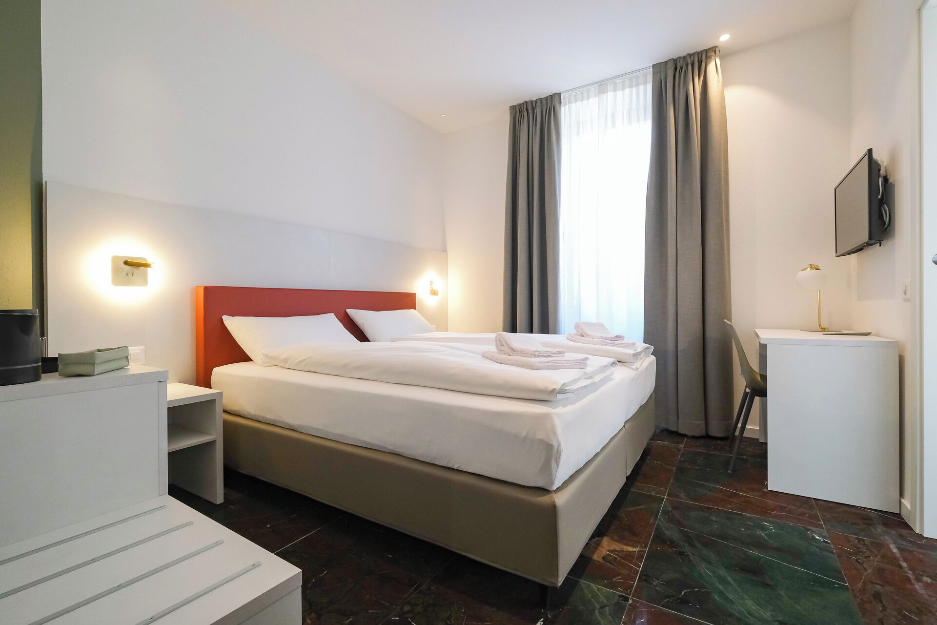 Standaard tweepersoonskamer, 1 queensize bed, airconditioning | Een kluis op de kamer, een bureau, een laptopwerkplek