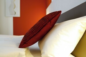 Phòng đôi Superior, 1 giường cỡ king và sofa giường, máy điều hòa | Két bảo mật tại phòng, bàn, khu vực làm việc phù hợp cho laptop 