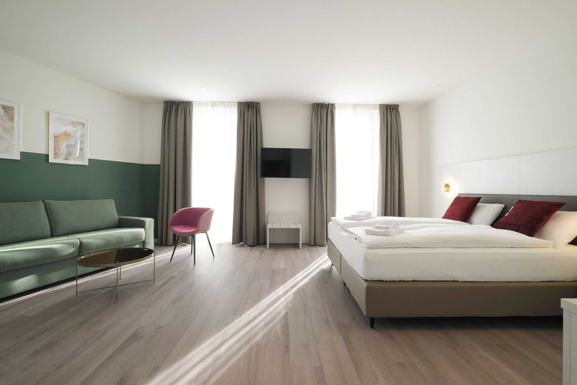 Suíte estúdio júnior, ar-condicionado, vista para a cidade | Cofres nos quartos, escrivaninha, espaço de trabalho para notebook