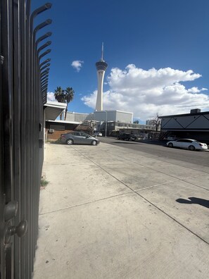 Property grounds - Clean & Cozy 1-Bedroom • AC • Fast WiFi • Las Vegas (Las Vegas)