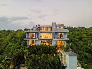 Vista frontal de la propiedad