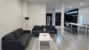 House, 3 Bedrooms, City View | Lounge