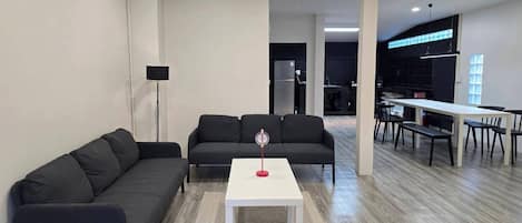 House, 3 Bedrooms, City View | Lounge