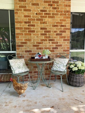 Outdoor dining - Lovely 3-bedroom house in amazing East Kangaloon for your getaway (East Kangaloon)