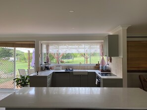 Fridge, microwave, oven, stovetop - Lovely 3-bedroom house in amazing East Kangaloon for your getaway (East Kangaloon)