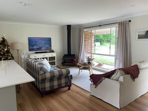 TV, fireplace - Lovely 3-bedroom house in amazing East Kangaloon for your getaway (East Kangaloon)