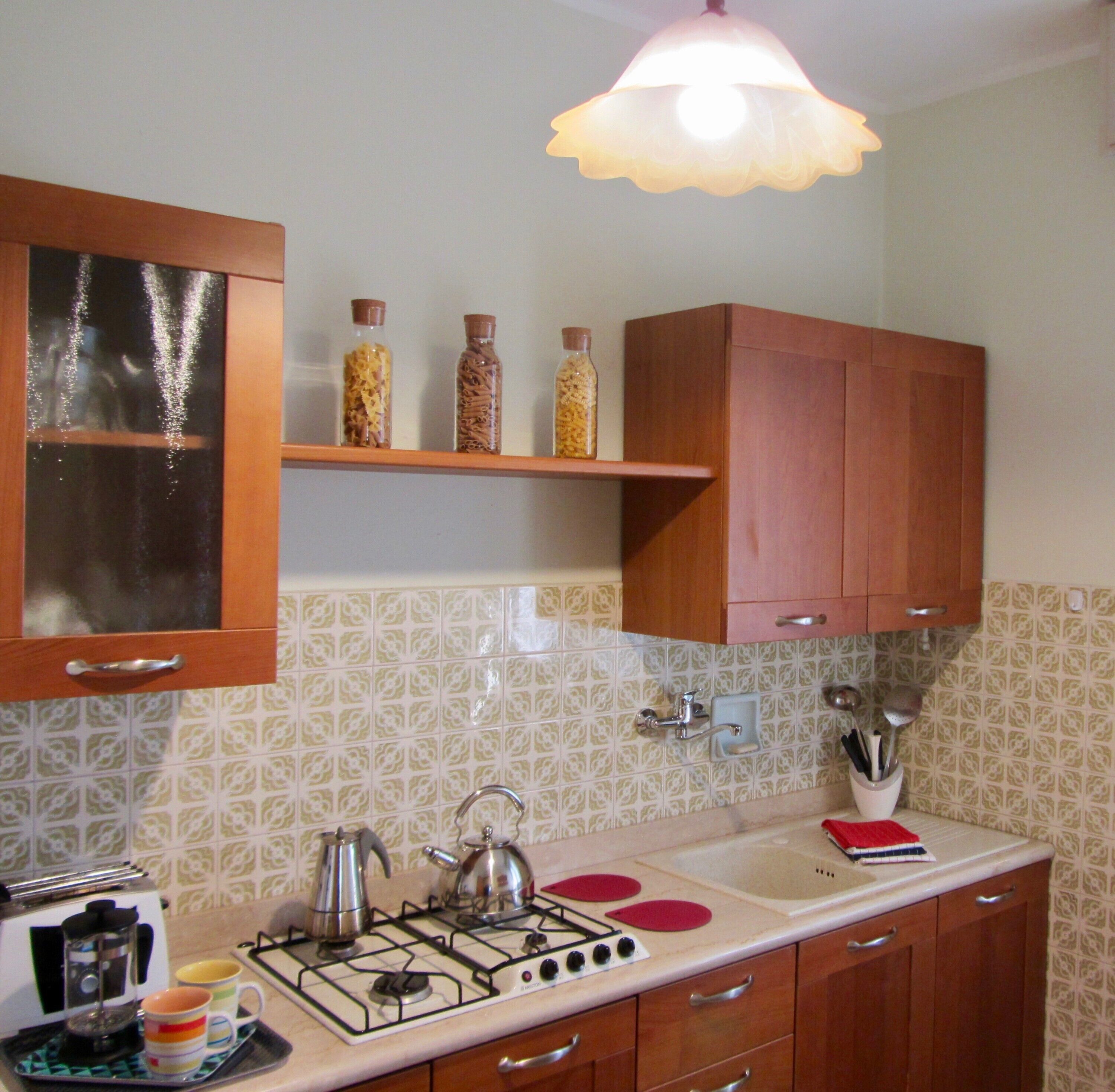 Geladeira, micro-ondas, cooktop, lava-louças