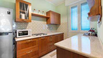 Frigorifero, microonde, piano cottura, lavastoviglie