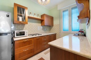 Frigorífico, microondas, placa de cocina y lavavajillas