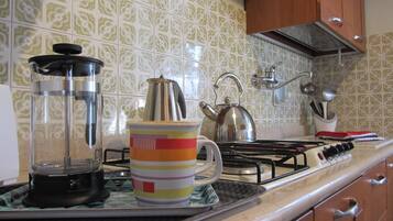 Réfrigérateur, micro-ondes, plaque de cuisson, lave-vaisselle