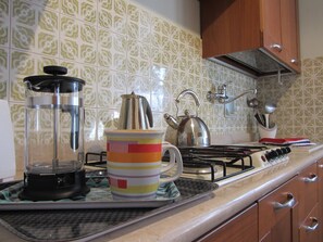 Réfrigérateur, micro-ondes, plaque de cuisson, lave-vaisselle