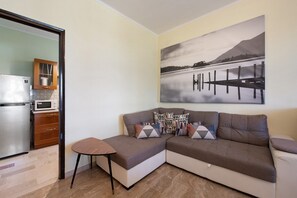 Una televisión, una chimenea