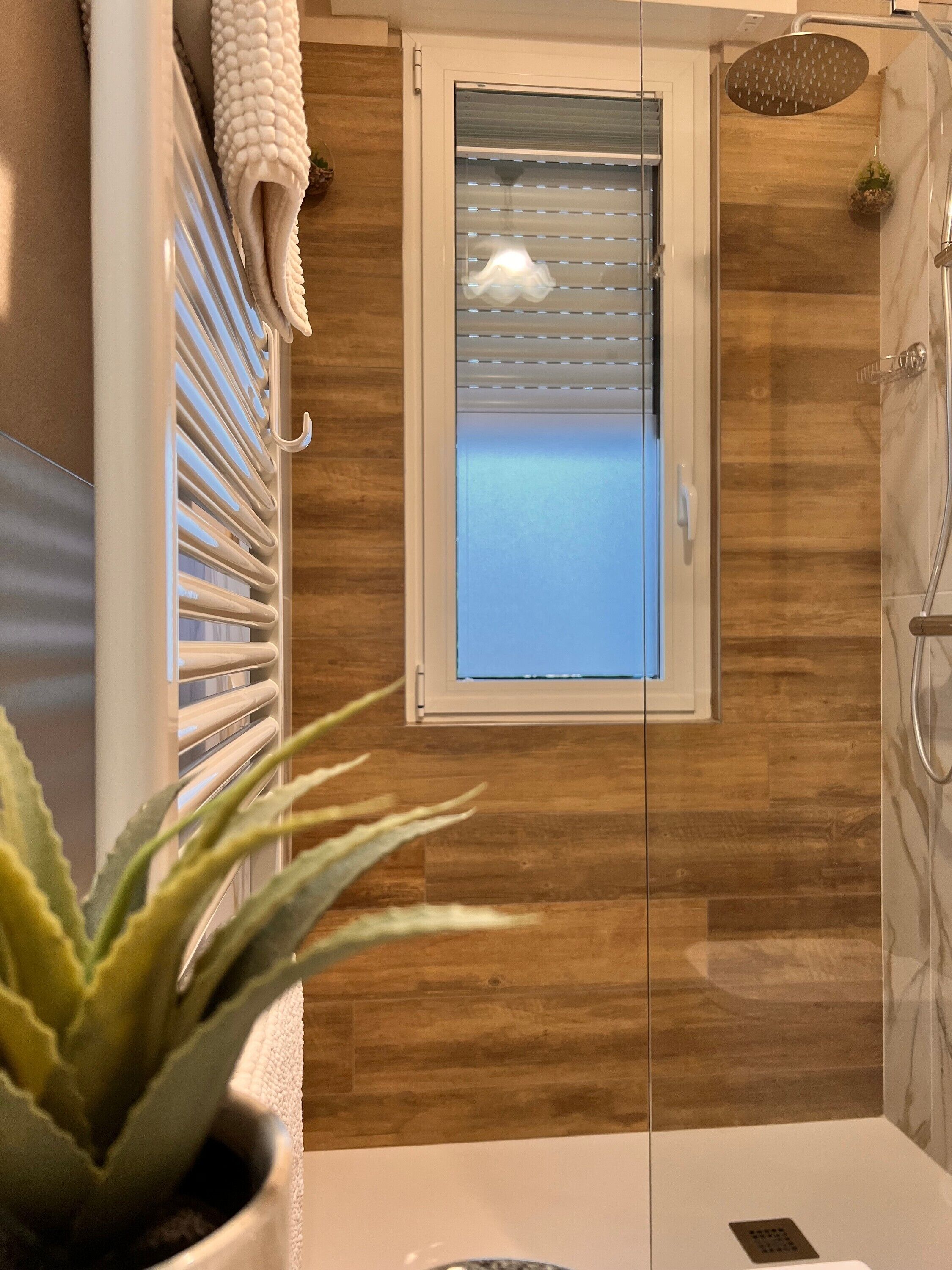 Dusj, hårføner og håndklær