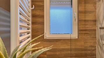 Dusj, hårføner og håndklær