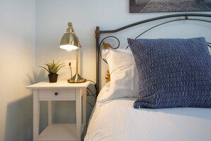 2 bedrooms, iron/ironing board, WiFi, bed sheets - Villa Iconi Lake Garda, 5-Minute Walk to the Beach (Lido di Manerba)