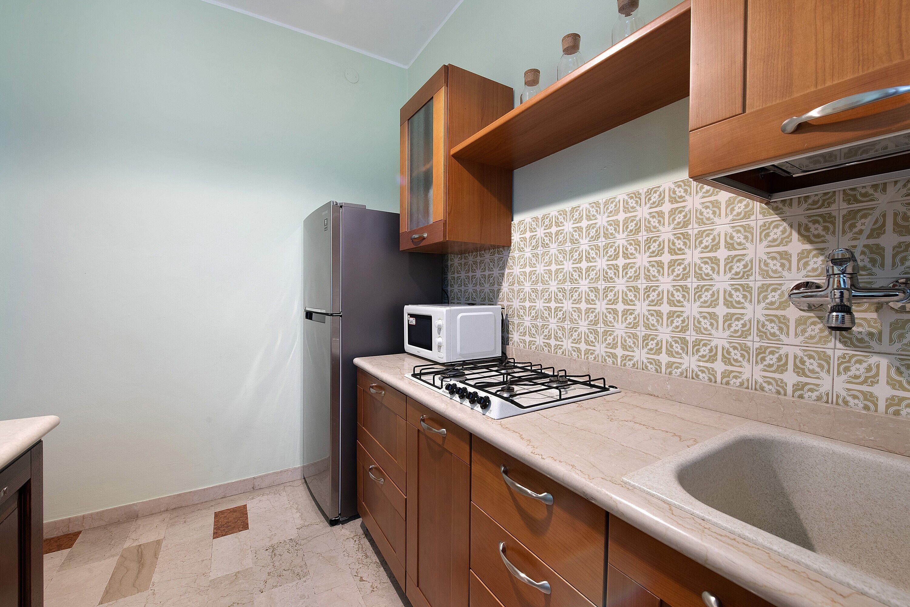 Kylskåp, mikrovågsugn, spishäll och diskmaskin