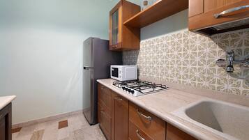 Kylskåp, mikrovågsugn, spishäll och diskmaskin