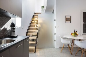 Fridge, oven, stovetop, coffee/tea maker - [NEW] J & I Rooftop Retreat in a small village (89H2+F36 Karoti, Greece)