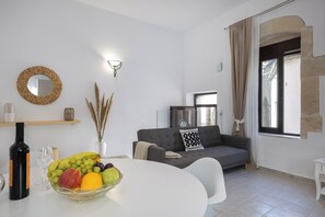 Smart TV - [NEW] J & I Rooftop Retreat in a small village (89H2+F36 Karoti, Greece)