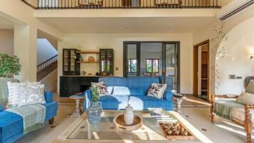 Vila clássica, sacada, vista para o jardim | Área de estar