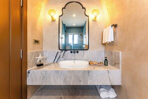 Classic Villa, Balcony, Garden View | Bathroom - ELIVAAS Casa Bonita 4BHK Villa With Pool (Marra)