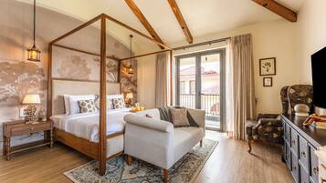 Biệt thự phong cách cổ điển, ban công, quang cảnh vườn | Khu phòng khách