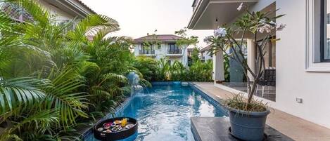 經典別墅, 陽台, 花園景觀 | 游泳池 | 室外游泳池