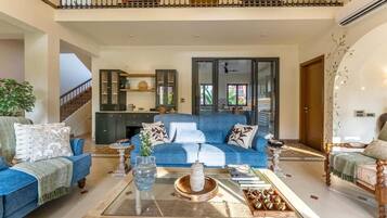 Classic-huvila, parveke, näköala puutarhaan | Oleskelualue