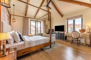 Villa clásica, balcón, vistas al jardín