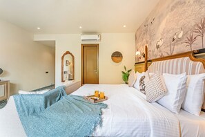 Villa clásica, balcón, vistas al jardín