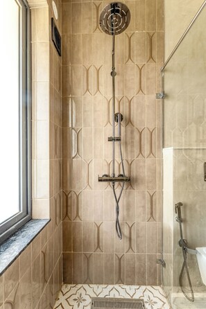 Klassieke villa, balkon, uitzicht op tuin | Badkamer