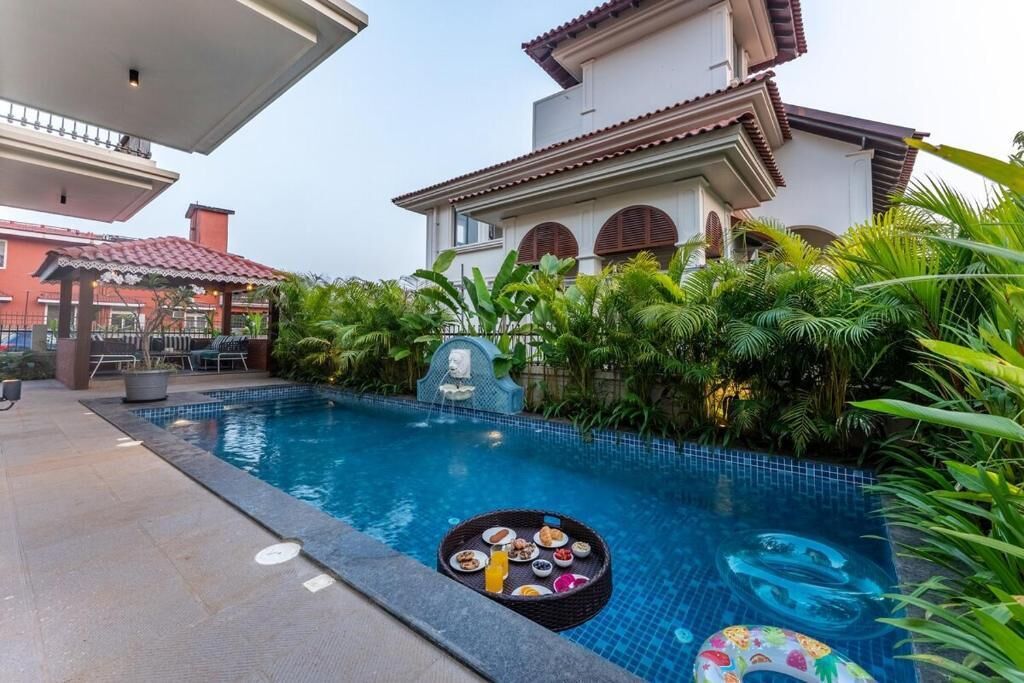 Biệt thự phong cách cổ điển, ban công, quang cảnh vườn | Hồ bơi | Hồ bơi ngoài trời 