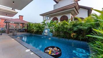 Biệt thự phong cách cổ điển, ban công, quang cảnh vườn | Hồ bơi | Hồ bơi ngoài trời