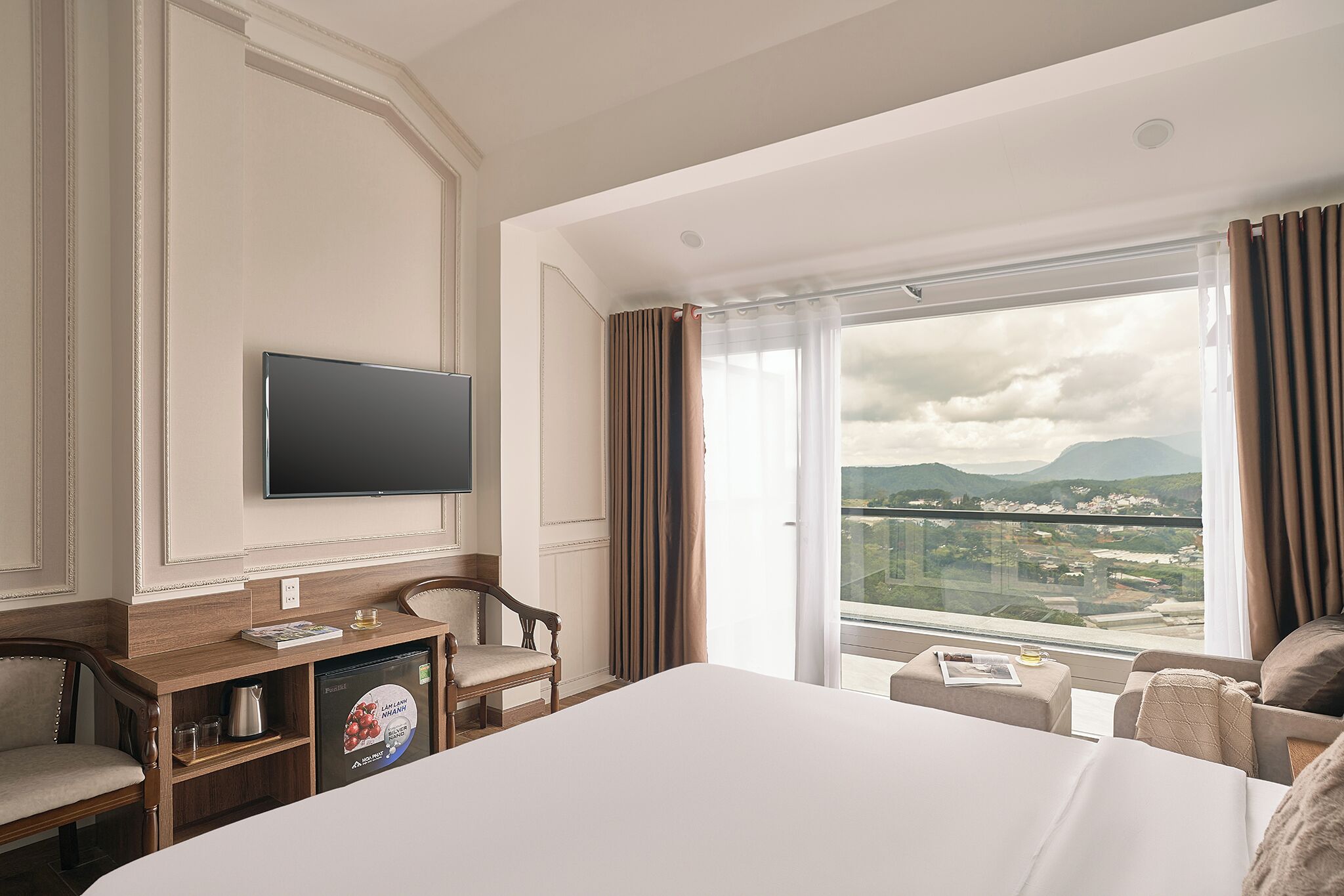 ห้องซีเนียร์ดับเบิล, ระเบียง, วิวภูเขา | เครื่องนอนป้องกันสารก่อภูมิแพ้, มินิบาร์, ตู้นิรภัยในห้องพัก, โต๊ะทำงาน