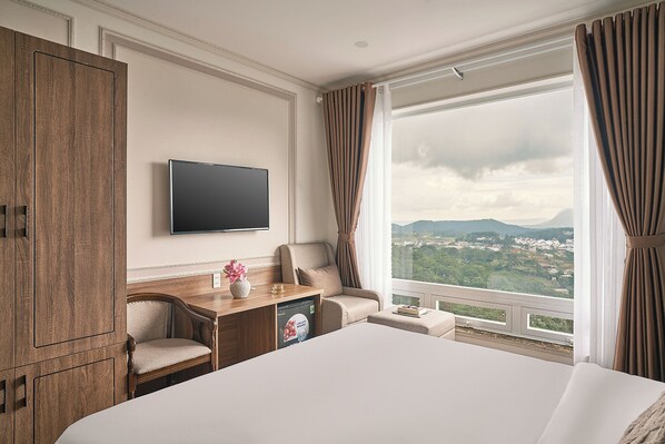 ห้องดีลักซ์ดับเบิล, วิวภูเขา | เครื่องนอนป้องกันสารก่อภูมิแพ้, มินิบาร์, ตู้นิรภัยในห้องพัก, โต๊ะทำงาน