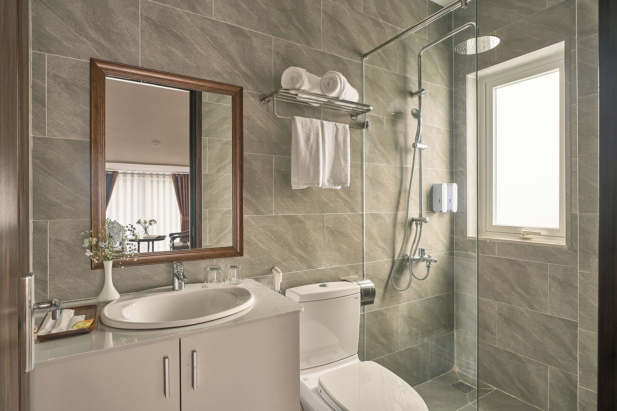 Ducha, secador de pelo, pantuflas, toallas