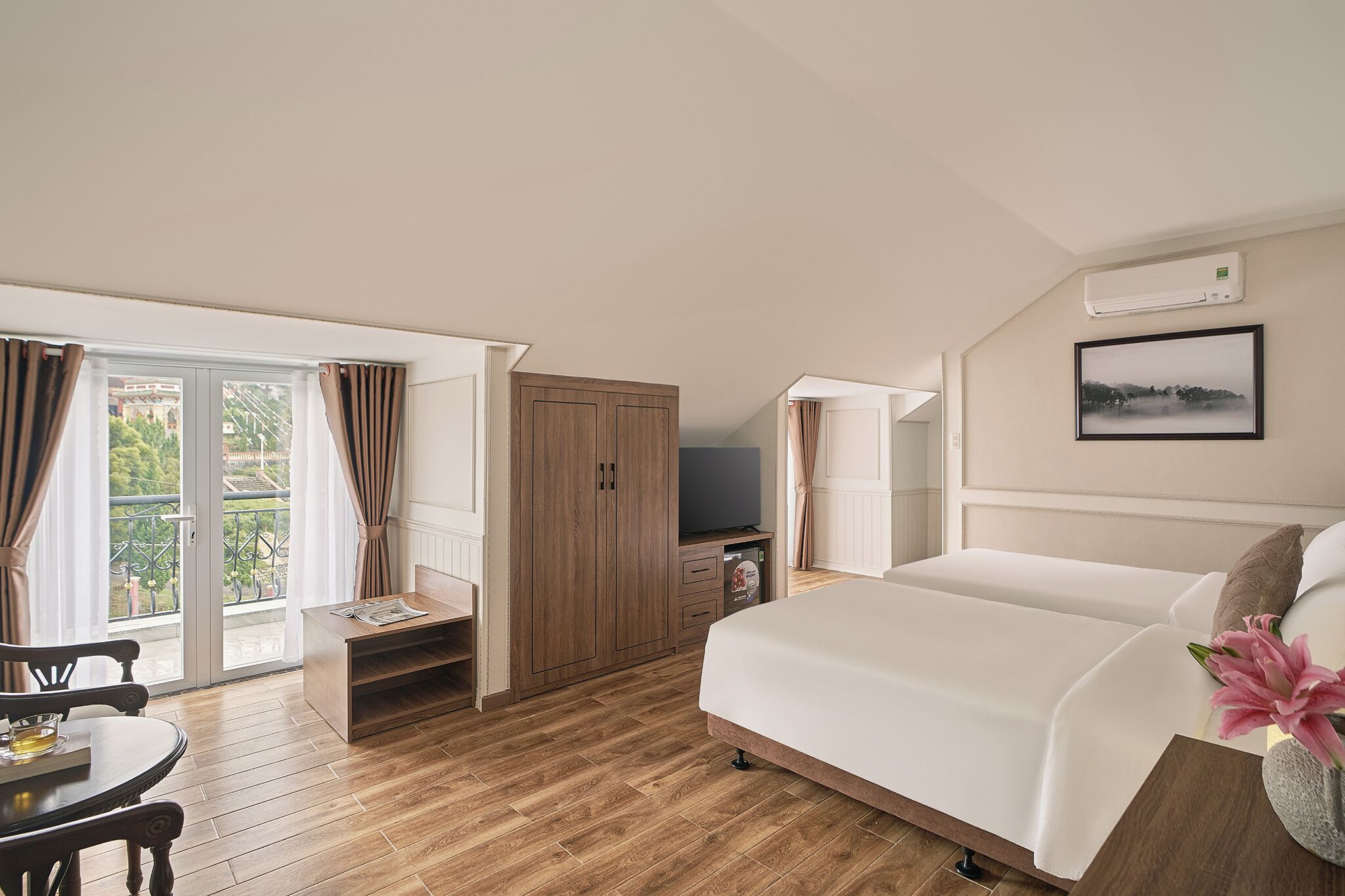 ห้องซิกเนเจอร์, ระเบียง, วิวภูเขา | เครื่องนอนป้องกันสารก่อภูมิแพ้, มินิบาร์, ตู้นิรภัยในห้องพัก, โต๊ะทำงาน