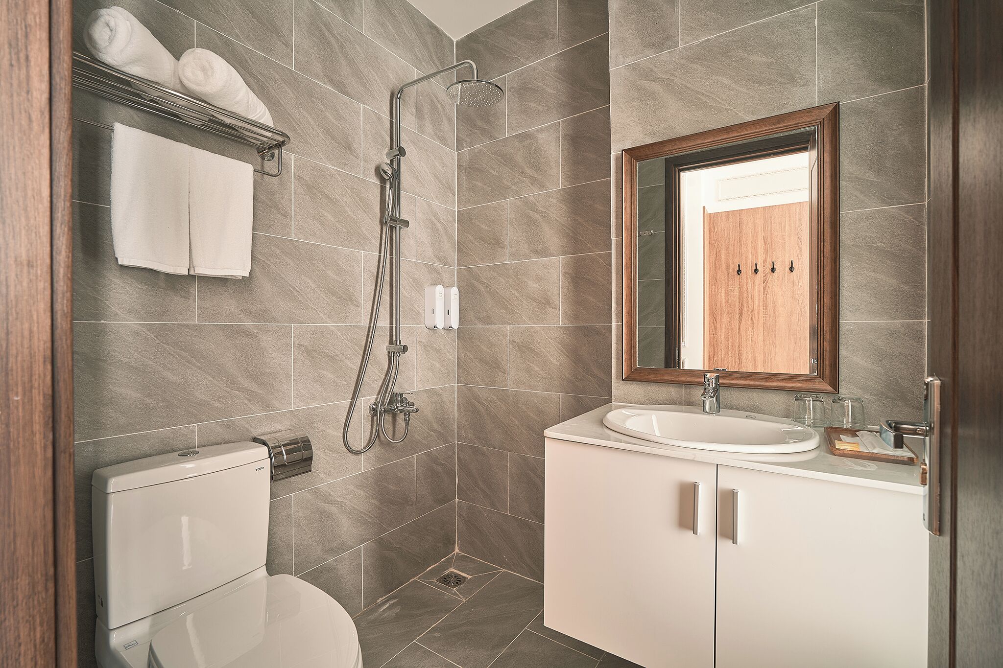 Ducha, secador de pelo, pantuflas, toallas