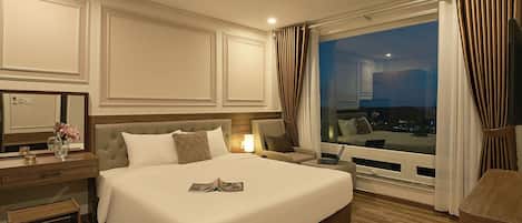 Premier Double Room, Mountain View | Hypo-allergenic bedding, minibar, in-room safe, desk