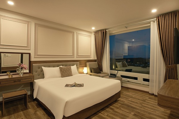 Premier Double Room, Mountain View | Hypo-allergenic bedding available, minibar, in-room safe, desk